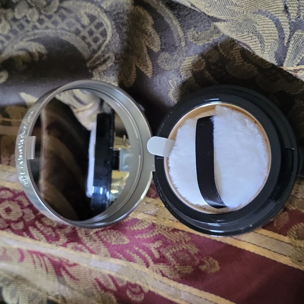 Elizabeth arden pure finsh powder above explains bagged I work for them … - Picture 8 of 8